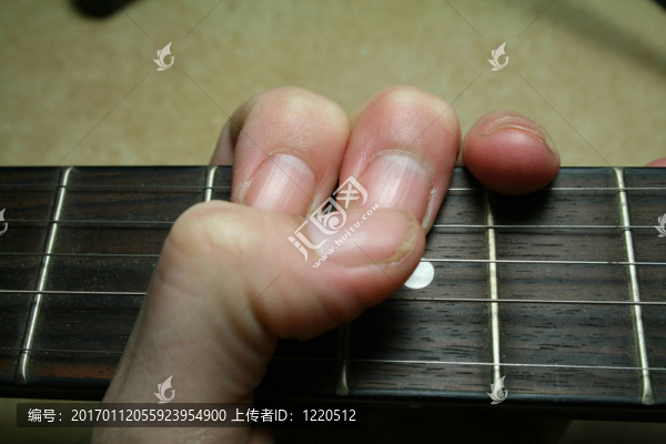 手放在一個(gè)煩惱板上