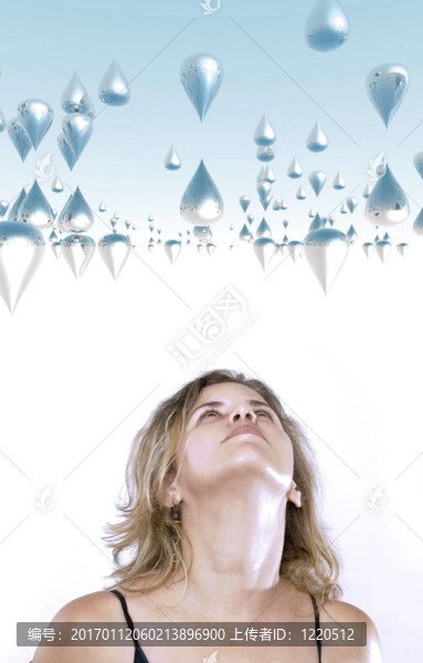 金發(fā)女人抬頭
