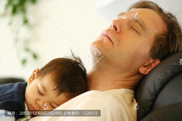 父親和嬰兒睡覺