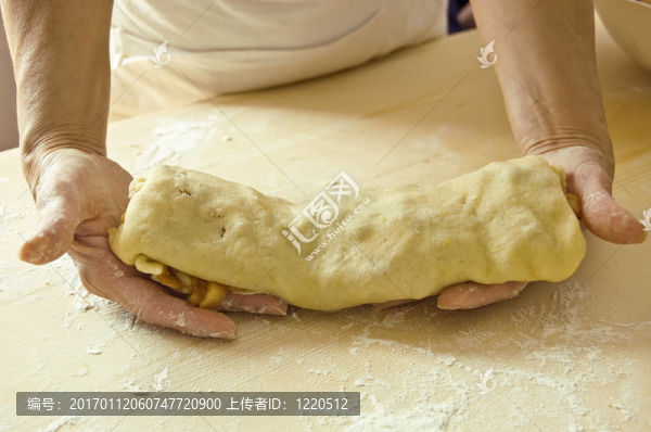 手顯示蛋糕