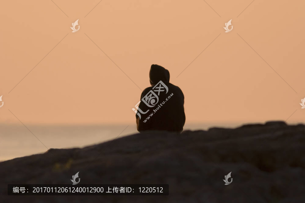 日出的剪影