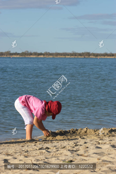 在海灘上玩
