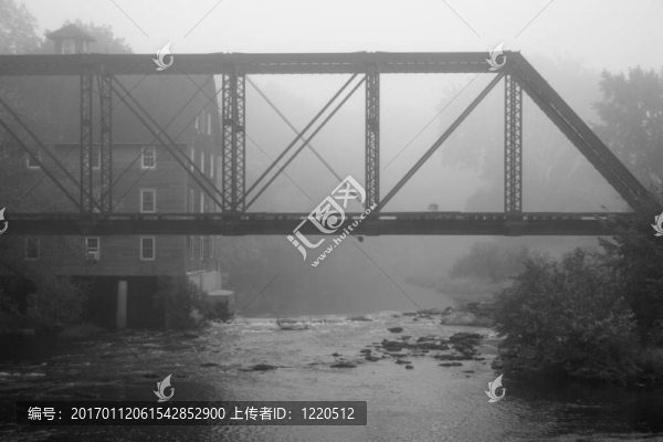 霧天早晨的舊磨坊和橋
