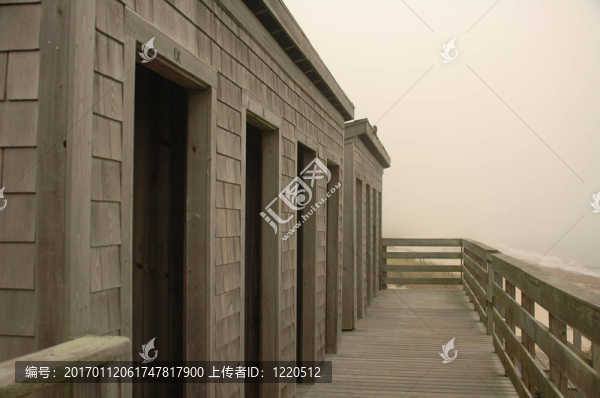 霧天的海灘小屋