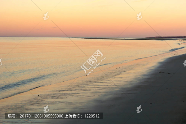 起重機海灘上的日落