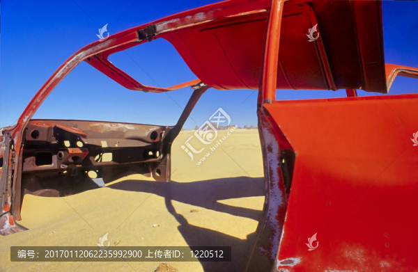 沙漠中的汽車殘骸