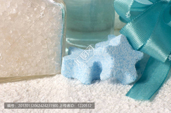 藍色的浴室用品