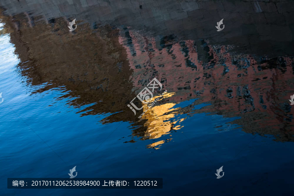 相反的房子