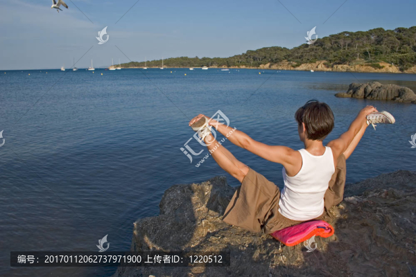 在海邊的女人