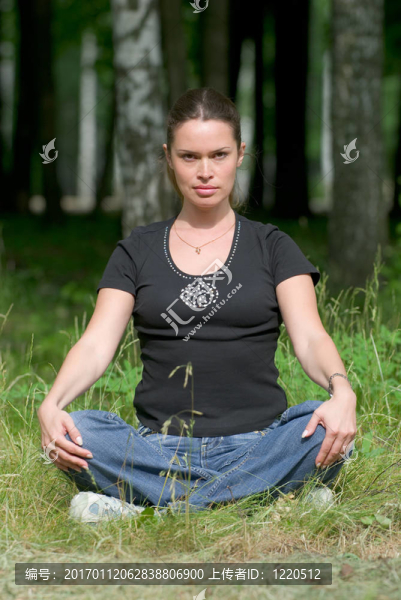 公園里的瑜伽休閑運(yùn)動(dòng)