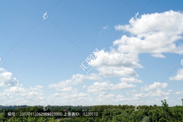 云。藍(lán)色的天空。地平線。