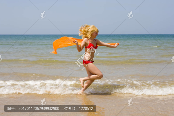 海灘；女孩；海洋；沙灘；太陽；跳躍