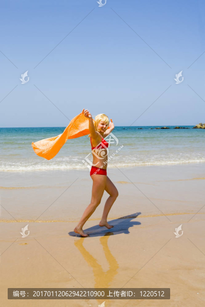 海灘；女孩；海洋；沙灘；太陽；跳躍