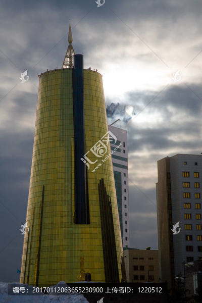 現(xiàn)代建筑與戲劇性的天空。