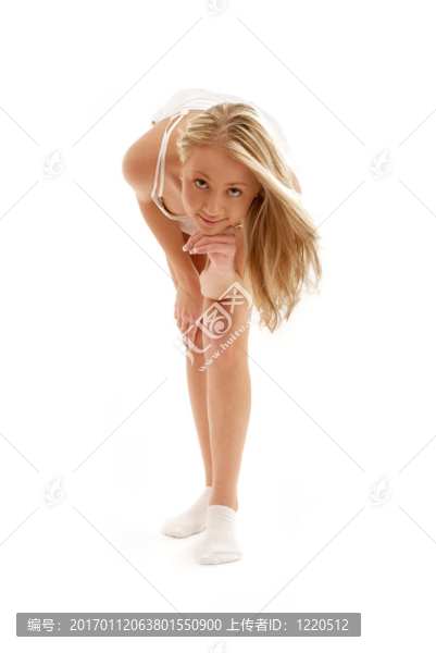 金發(fā)美女穿著白色的衣服和襪子