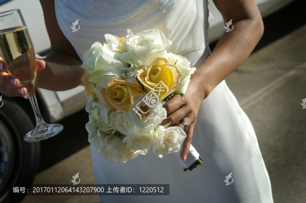 新娘手捧花束