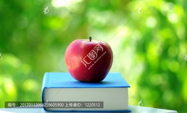 在一本書上的一個(gè)紅蘋果