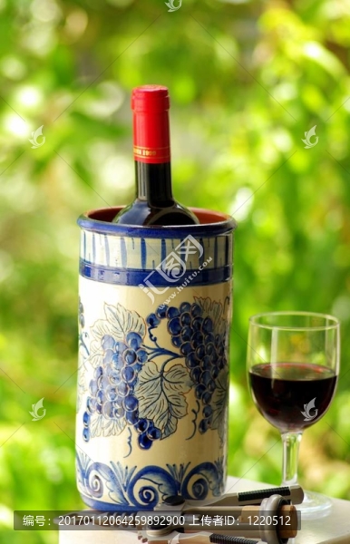 一瓶紅葡萄酒
