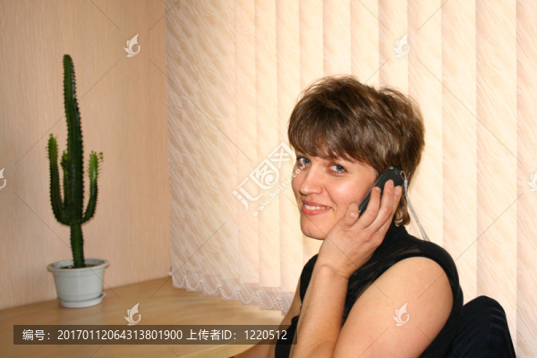 漂亮的女人在辦公室