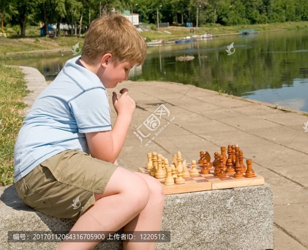 男孩下棋