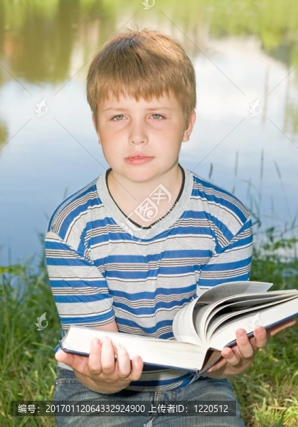 男孩讀一本大的書