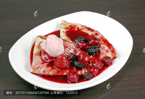 冰淇淋和草莓餅