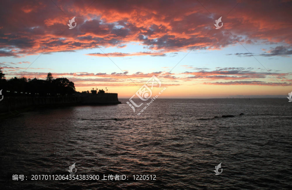 夕陽(yáng)在海上