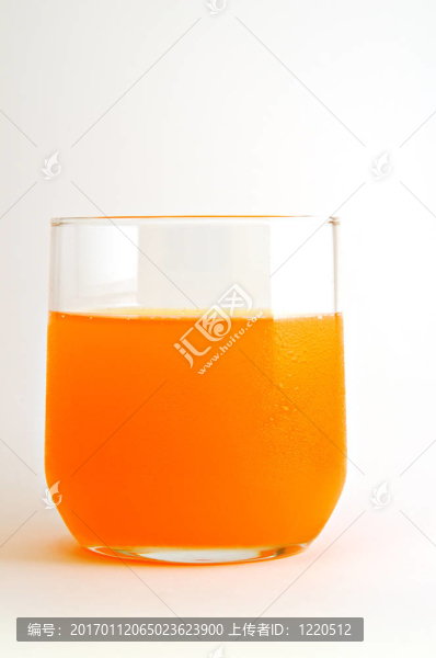 在白色背景上的橙汁