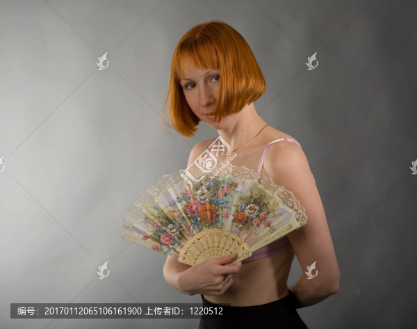 拿扇子的女人