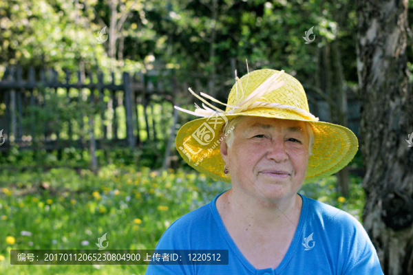 戴黃色帽子的女人