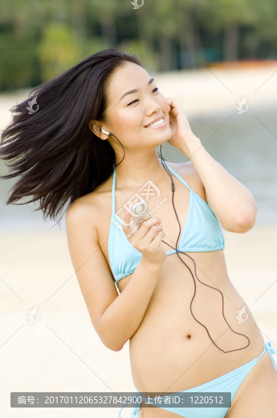 女人聽音樂