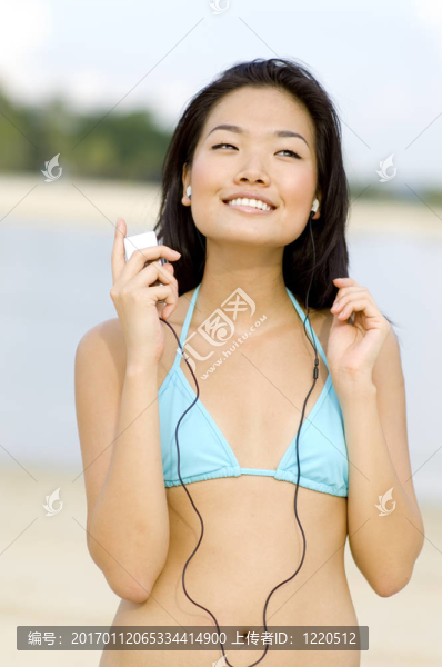 女人在海灘上