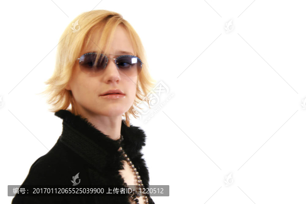 在太陽(yáng)鏡和毛皮大衣的女人