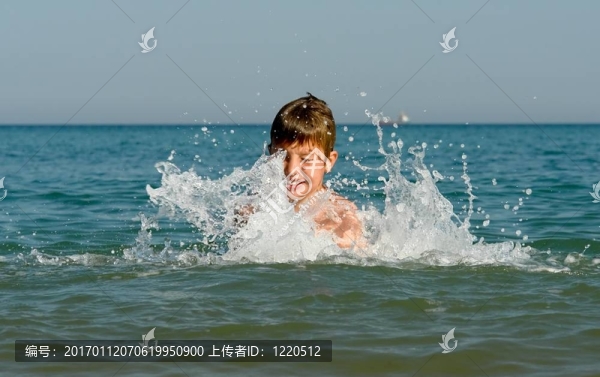 玩耍的男孩