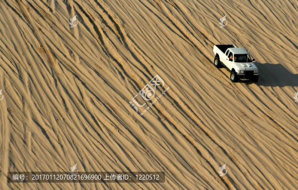 沙漠中的單卡車