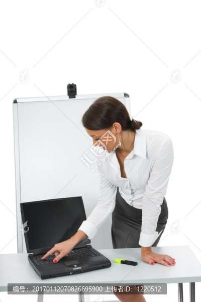 商務(wù)女人和筆記本電腦