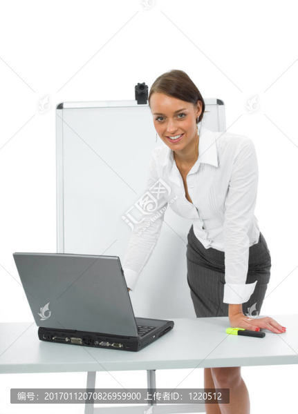 商務(wù)女人和筆記本電腦