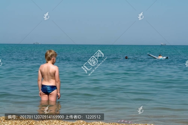海灘上的男孩