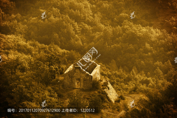 老式摧毀的房子在山上
