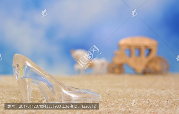 Glass,Slipper在Beach