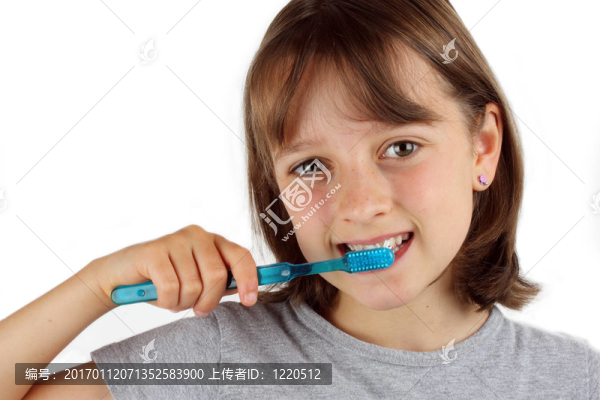 女孩刷牙