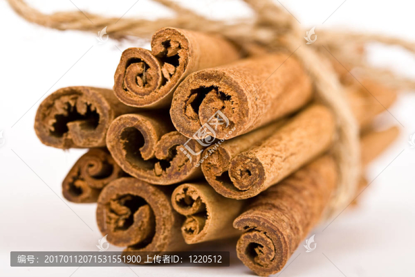 肉桂香枝特寫孤立在白色背景