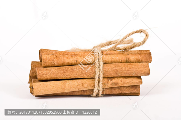肉桂香枝特寫孤立在白色背景
