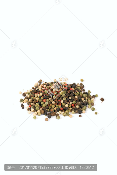 在白色背景上分離的多色辣椒籽
