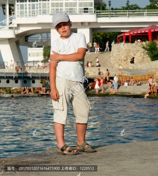水前面的男孩