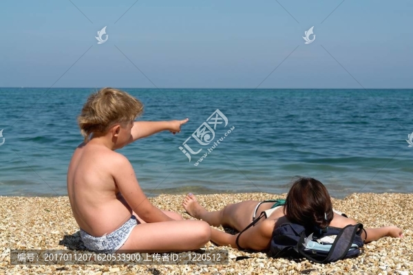 海灘上的家庭