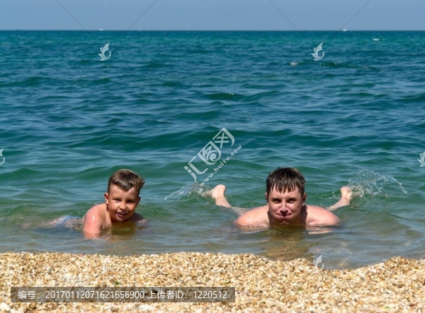 海灘上的家庭