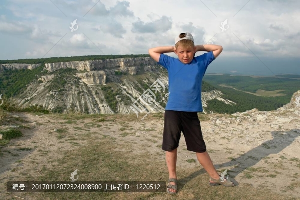 男孩對抗一個山谷
