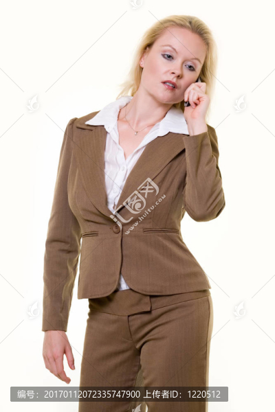 穿棕色西裝的女人