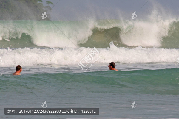 在波浪中玩耍